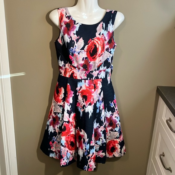 🎊Host Pick🎊Fabulous Kate Spade ♠️ Hazey Floral open V back dress w/back bow - Picture 2 of 16